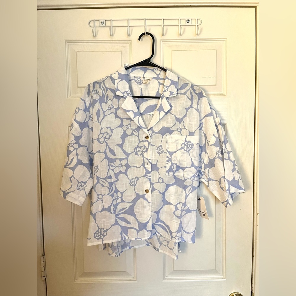 Billabong Women’s floral top NWT Large